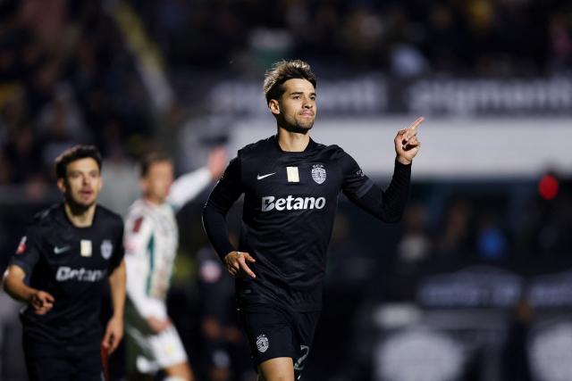 Sporting Lisbon's Portuguese midfielder #23 Daniel Braganca celebrates scoring his team's first goal during the Portuguese League football match between CF Estrela da Amadora and Sporting CP at Jose Gomes stadium in Amadora on April 11 , 2026. (Photo by FILIPE AMORIM / AFP)