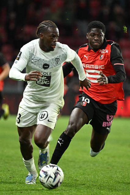 Angers' Gabonese defender #3 Jacques Ekomie (L) fights for the ball with Rennes’ French Cameroonian #18 Mahamadou Nagida during the French L1 football match between Stade Rennais FC and SCO Angers at the Roazhon Park stadium in Rennes, western France, on April 11, 2026. (Photo by Sebastien Salom-Gomis / AFP)