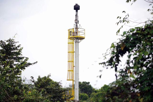View of a Pemex Central Flare, in Papantla, state of Veracruz on April 11, 2026. The Mexican government plans to extract natural gas using hydraulic fracturing, a method that has been criticized by environmental organizations, in order to reduce its dependence on imports from the United States, according to a plan presented by President Claudia Sheinbaum on April 9, 2026. (Photo by Marco Antonio MARTINEZ / AFP)