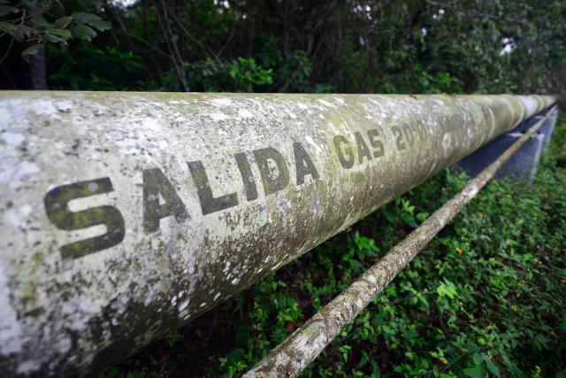 View of the Pemex pipeline —installed in the community of Emiliano Zapata— from which gas is extracted in Papantla, state of Veracruz on April 11, 2026. The Mexican government plans to extract natural gas using hydraulic fracturing, a method that has been criticized by environmental organizations, in order to reduce its dependence on imports from the United States, according to a plan presented by President Claudia Sheinbaum on April 9, 2026. (Photo by Marco Antonio MARTINEZ / AFP)