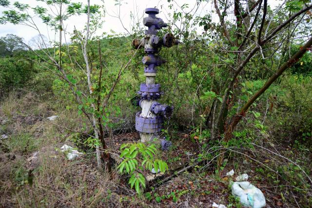 This image shows an active Pemex wellhead assembly in the community of Rafael Rosas, in Papantla, state of Veracruz on April 11, 2026. The Mexican government plans to extract natural gas using hydraulic fracturing, a method that has been criticized by environmental organizations, in order to reduce its dependence on imports from the United States, according to a plan presented by President Claudia Sheinbaum on April 9, 2026. (Photo by Marco Antonio MARTINEZ / AFP)
