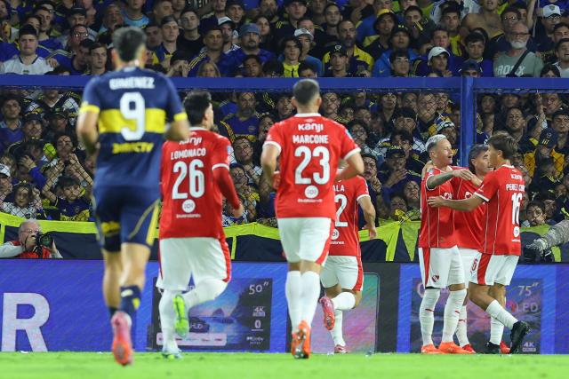 Independiente's Uruguayan forward #19 Matias Abaldo (3rd R) celebrates after scoring the opening goal with teammates during the Argentine Professional Football League 2026 Apertura Tournament match between Boca Juniors and Independiente at La Bombonera Stadium in Buenos Aires on April 11, 2026. (Photo by Alejandro PAGNI / AFP)
