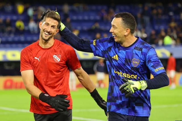 Independiente's goalkeeper #33 Rodrigo Rey and Boca Juniors' goalkeeper #01 Agustin Marchesin smile before the Argentine Professional Football League 2026 Apertura Tournament match between Boca Juniors and Independiente at La Bombonera Stadium in Buenos Aires on April 11, 2026. (Photo by Alejandro PAGNI / AFP)