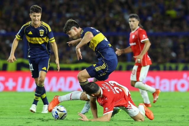 Boca Juniors' midfielder #30 Tomas Belmonte and Independiente's midfielder #23 Ivan Marcone fight for the ball during the Argentine Professional Football League 2026 Apertura Tournament match between Boca Juniors and Independiente at La Bombonera Stadium in Buenos Aires on April 11, 2026. (Photo by Alejandro PAGNI / AFP)