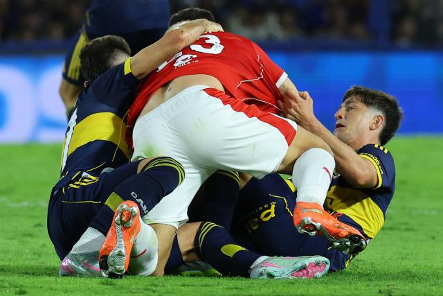 Independiente's midfielder #23 Ivan Marcone (C), Boca Juniors' midfielder #27 Malcom Braida (L) and midfielder #30 Tomas Belmonte fight for the ball during the Argentine Professional Football League 2026 Apertura Tournament match between Boca Juniors and Independiente at La Bombonera Stadium in Buenos Aires on April 11, 2026. (Photo by Alejandro PAGNI / AFP)