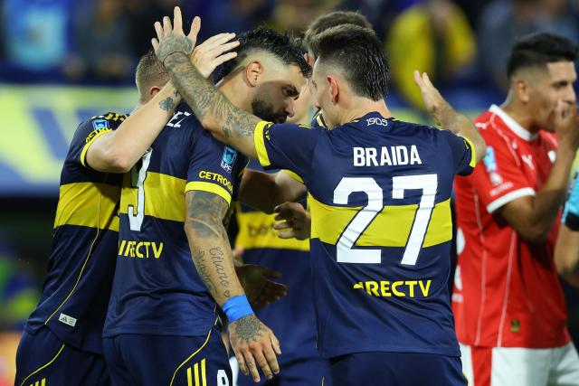 Boca Juniors' forward #09 Milton Gimenez celebrates with teammates after scoring the equalising goal from the penalty spot during the Argentine Professional Football League 2026 Apertura Tournament match between Boca Juniors and Independiente at La Bombonera Stadium in Buenos Aires on April 11, 2026. (Photo by Alejandro PAGNI / AFP)