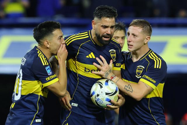 Boca Juniors' forward #09 Milton Gimenez (C) celebrates with teammates after scoring the equalising goal from the penalty spot during the Argentine Professional Football League 2026 Apertura Tournament match between Boca Juniors and Independiente at La Bombonera Stadium in Buenos Aires on April 11, 2026. (Photo by Alejandro PAGNI / AFP)
