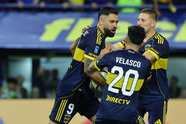 Boca Juniors' forward #09 Milton Gimenez (L) celebrates with teammates defender #24 Juan Barinaga (R) and midfielder #20 Alan Velasco after scoring the equalising goal from the penalty spot during the Argentine Professional Football League 2026 Apertura Tournament match between Boca Juniors and Independiente at La Bombonera Stadium in Buenos Aires on April 11, 2026. (Photo by Alejandro PAGNI / AFP)