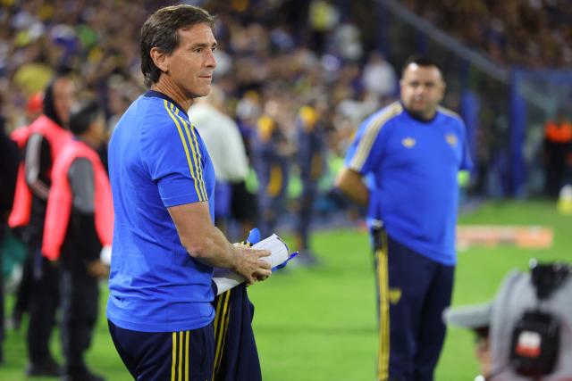 Boca Juniors' head coach Claudio Ubeda gestures before the Argentine Professional Football League 2026 Apertura Tournament match between Boca Juniors and Independiente at La Bombonera Stadium in Buenos Aires on April 11, 2026. (Photo by Alejandro PAGNI / AFP)