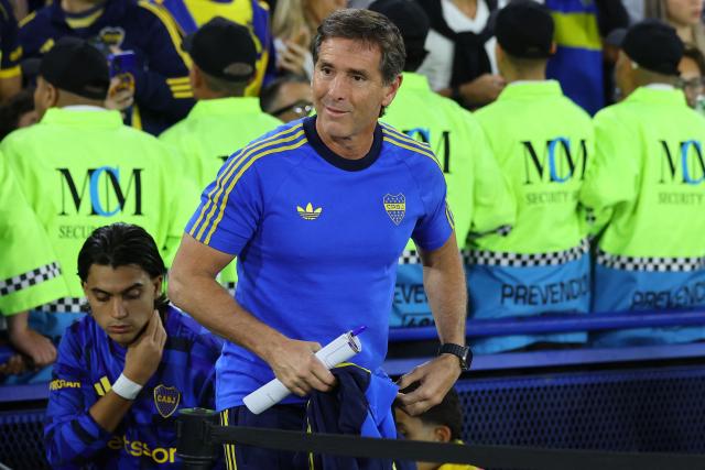 Boca Juniors' head coach Claudio Ubeda gestures before the Argentine Professional Football League 2026 Apertura Tournament match between Boca Juniors and Independiente at La Bombonera Stadium in Buenos Aires on April 11, 2026. (Photo by Alejandro PAGNI / AFP)