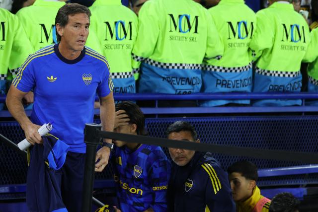 Boca Juniors' head coach Claudio Ubeda gestures before the Argentine Professional Football League 2026 Apertura Tournament match between Boca Juniors and Independiente at La Bombonera Stadium in Buenos Aires on April 11, 2026. (Photo by Alejandro PAGNI / AFP)
