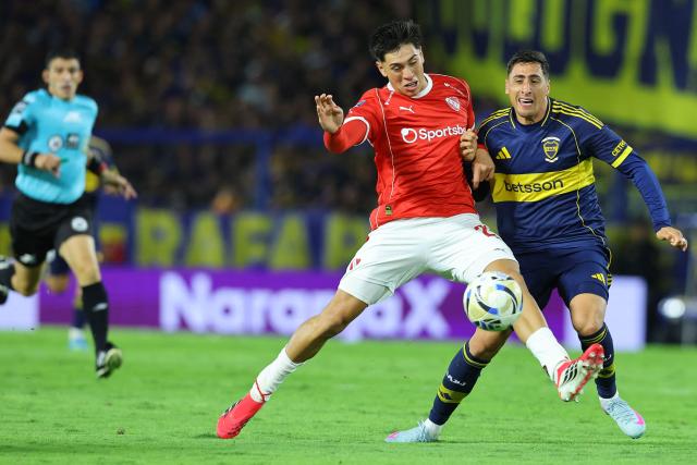 Independiente's Chilean forward #28 Maximiliano Gutierrez and Boca Juniors' Uruguayan forward #16 Miguel Merentiel fight for the ball during the Argentine Professional Football League 2026 Apertura Tournament match between Boca Juniors and Independiente at La Bombonera Stadium in Buenos Aires on April 11, 2026. (Photo by Alejandro PAGNI / AFP)
