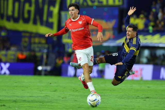 Independiente's Chilean forward #28 Maximiliano Gutierrez and Boca Juniors' Uruguayan forward #16 Miguel Merentiel fight for the ball during the Argentine Professional Football League 2026 Apertura Tournament match between Boca Juniors and Independiente at La Bombonera Stadium in Buenos Aires on April 11, 2026. (Photo by Alejandro PAGNI / AFP)