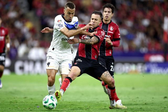 Monterrey's Spanish midfielder #10 Sergio Canales and Atlas' Brazilian forward #03 Gustavo Ferrareis fight for the ball during the Liga MX Clausura tournament football match between Atlas and Monterrey at the Jalisco stadium in Guadalajara, state of Jalisco, Mexico, on April 11, 2026. (Photo by Ulises Ruiz / AFP)