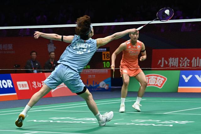 China's Wang Zhiyi (L) hits a return to South Korea's An Se-young during their women's singles final match at the Badminton Asia Championship in Ningbo, eastern China's Zhejiang province on April 12, 2026. (Photo by CN-STR / AFP) / China OUT