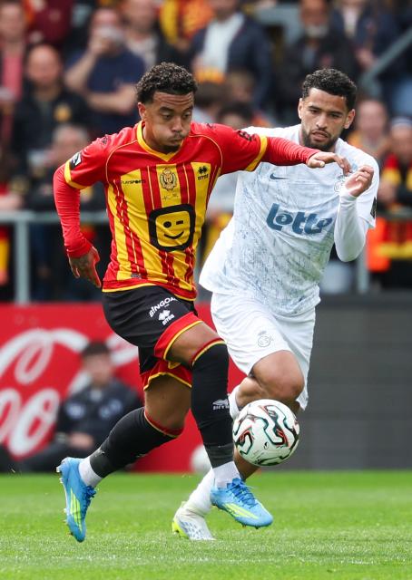Mechelen's Dutch forward #09 Myron van Brederode (L) fights for the ball Royale Union Saint-Gilloise's Algerian midfielder #08 Adem Zorgane during the Belgian Pro League play-off football match between KV Mechelen and Royale Union Saint-Gilloise at the Achter de Kazerne stadium in Mechelen on April 12, 2026. (Photo by VIRGINIE LEFOUR / Belga / AFP) / Belgium OUT
