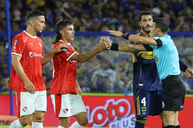 Argentine referee Andres Merlos (R) gestures during the Argentine Professional Football League 2026 Apertura Tournament match between Boca Juniors and Independiente at La Bombonera Stadium in Buenos Aires on April 11, 2026. (Photo by Alejandro PAGNI / AFP)