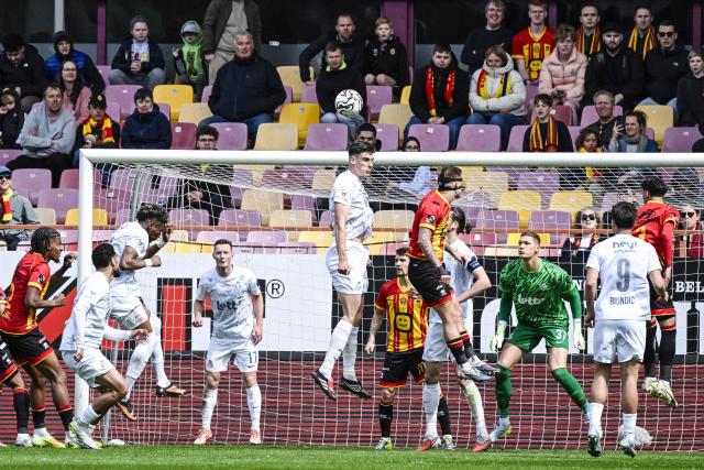Royale Union Saint-Gilloise's English defender #26 Ross Sykes (C) and Mechelen' Swedish midfielder #06 Fredrik Hammar (4th R) jump for the ball  during the Belgian Pro League play-off football match between KV Mechelen and Royale Union Saint-Gilloise at the Achter de Kazerne stadium in Mechelen on April 12, 2026. (Photo by Tom Goyvaerts / Belga / AFP) / Belgium OUT