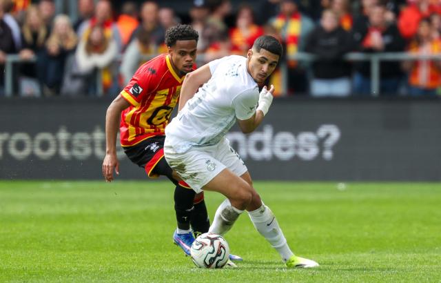 Mechelen's French defender #07 Therence Koudou (L) fight for the ball Royale Union Saint-Gilloise's Israeli forward #25 Anan Khalaili during the Belgian Pro League play-off football match between KV Mechelen and Royale Union Saint-Gilloise at the Achter de Kazerne stadium in Mechelen on April 12, 2026. (Photo by VIRGINIE LEFOUR / Belga / AFP) / Belgium OUT