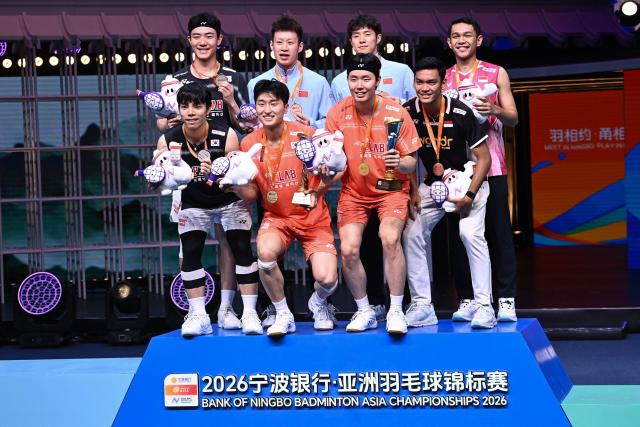 Gold medallists South Korea´s Kim Won-ho (Red/L) and Seo Seung-jae (Red/R), silver medallists South Korea´s Kang Min-hyuk (Top/L) and Ki Dong-ju (L) and bronze medallists China´s Ren Xiangyu (Top 2/L) and He Jiting (Top 2/R) and indonesia´s Fajar Alfian (L) and Muhammad Shohibul Fikri (2/R) pose with their medals during the award ceremony for the men's doubles final match at the Badminton Asia Championships in Ningbo, in China's eastern Zhejiang Province on April 12, 2026. (Photo by CN-STR / AFP) / China OUT