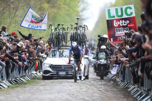 Alpecin-Premier Tech's Dutch rider Mathieu van der Poel changes his bike after a flat tire as he rides on the 'Trouйe d’Arenberg' cobblestone sector (Arenberg trench) during the 123rd edition of the Paris-Roubaix one-day classic cycling race, 258.3 km between Compiиgne and Roubaix, northern France, on April 12, 2026. (Photo by Francois LO PRESTI / AFP)