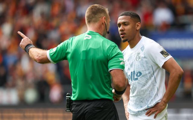 Referee Nicolas Laforge (L) speaks with Royale Union Saint-Gilloise's Brazilian forward #77 Guilherme Smith  during the Belgian Pro League play-off football match between KV Mechelen and Royale Union Saint-Gilloise at the Achter de Kazerne stadium in Mechelen on April 12, 2026. (Photo by VIRGINIE LEFOUR / Belga / AFP) / Belgium OUT
