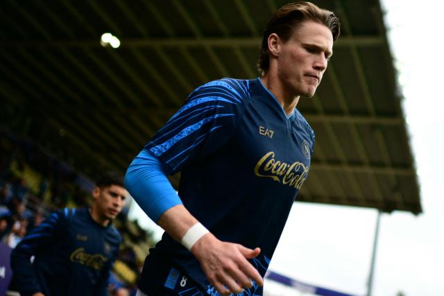 Napoli’s Scottish midfielder #08 Scott McTominay warms up before the Italian Serie A football match between Parma Calcio 1913 and SSC Napoli at the Ennio Tardini Stadium in Parma on April 12, 2026. (Photo by MARCO BERTORELLO / AFP)