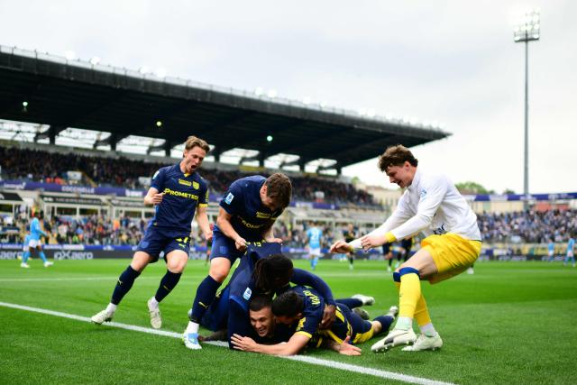Parma’s Argentinan forward #07 Gabriel Strefezza (C) celebrates with teammates after scoring a goal during the Italian Serie A football match between Parma Calcio 1913 and SSC Napoli at the Ennio Tardini Stadium in Parma on April 12, 2026. (Photo by MARCO BERTORELLO / AFP)