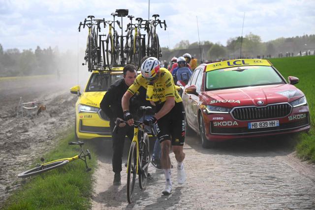 Team Visma - Lease a Bike's Belgian rider Wout van Aert changes his bike after a flat tire during the 123rd edition of the Paris-Roubaix one-day classic cycling race, 258.3 km between Compiègne and Roubaix, northern France, on April 12, 2026. (Photo by Etienne GARNIER / POOL / AFP)
