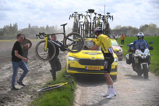 Team Visma - Lease a Bike's Belgian rider Wout van Aert changes his bike after a flat tire during the 123rd edition of the Paris-Roubaix one-day classic cycling race, 258.3 km between Compiègne and Roubaix, northern France, on April 12, 2026. (Photo by Etienne GARNIER / POOL / AFP)