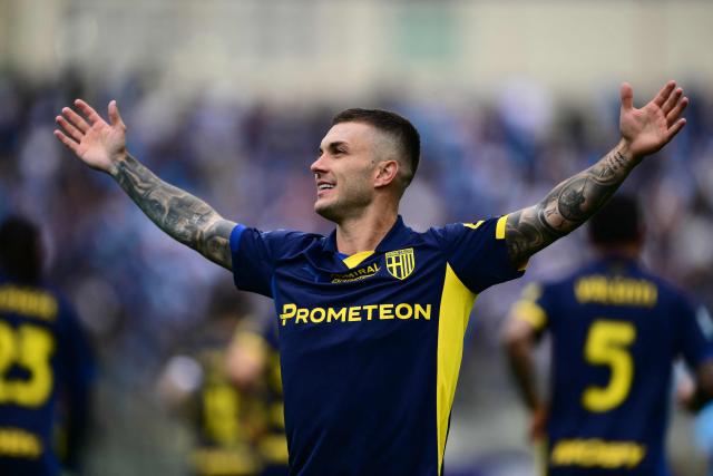 Parma’s Argentinan forward #07 Gabriel Strefezza celebrates after scoring a goal during the Italian Serie A football match between Parma Calcio 1913 and SSC Napoli at the Ennio Tardini Stadium in Parma on April 12, 2026. (Photo by MARCO BERTORELLO / AFP)