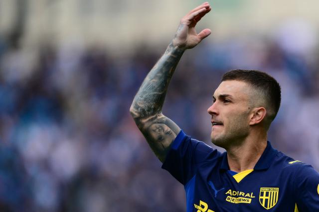 Parma’s Argentinan forward #07 Gabriel Strefezza  celebrates  after scoring a goal during the Italian Serie A football match between Parma Calcio 1913 and SSC Napoli at the Ennio Tardini Stadium in Parma on April 12, 2026. (Photo by Marco BERTORELLO / AFP)