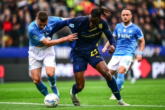 Napoli’s Italian defender #04 Alessandro Buongiorno (L) fights for the ball with Parma’s French midfielder #23 Nesta Elphege during the Italian Serie A football match between Parma Calcio 1913 and SSC Napoli at the Ennio Tardini Stadium in Parma on April 12, 2026. (Photo by MARCO BERTORELLO / AFP)