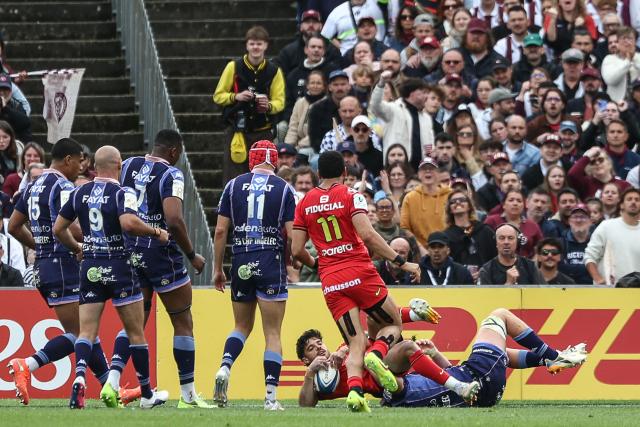 Toulouse's French fly-half Romain Ntamack (C) scores a try  during the European Champions Cup rugby union quarter-final match between Union Bordeaux Belges (UBB) and Stade Toulousain (Toulouse) at the Chaban-Delmas Stadium in Bordeaux, southwestern France, on April 12, 2026. (Photo by ROMAIN PERROCHEAU / AFP)