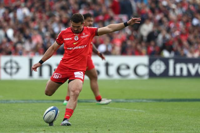 Toulouse's French full-back Thomas Ramos hits and scores a penalty kick  during the European Champions Cup rugby union quarter-final match between Union Bordeaux Belges (UBB) and Stade Toulousain (Toulouse) at the Chaban-Delmas Stadium in Bordeaux, southwestern France, on April 12, 2026. (Photo by ROMAIN PERROCHEAU / AFP)