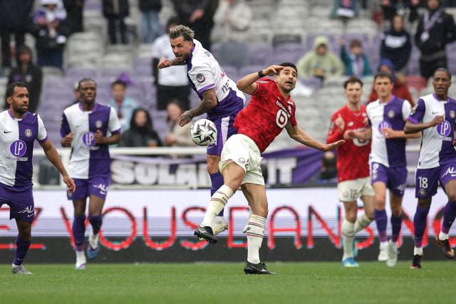 Toulouse's Norwegian midfielder #15 Aron Donnum (C-L) fights for the ball during the French L1 football match between Toulouse FC and Lille LOSC at the TFC Stadium in Toulouse, southwestern France, on April 12, 2026. (Photo by Valentine CHAPUIS / AFP)
