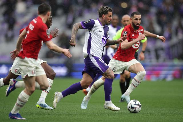 Toulouse's Norwegian midfielder #15 Aron Donnum (C) runs with the ball during the French L1 football match between Toulouse FC and Lille LOSC at the TFC Stadium in Toulouse, southwestern France, on April 12, 2026. (Photo by Valentine CHAPUIS / AFP)