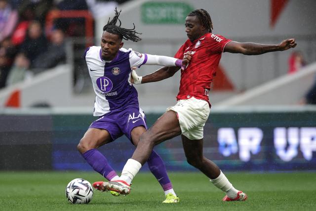 Lille's Icelandic midfielder #10 Hakon Arnar Haraldsson (L) fights for the ball during the French L1 football match between Toulouse FC and Lille LOSC at the TFC Stadium in Toulouse, southwestern France, on April 12, 2026. (Photo by Valentine CHAPUIS / AFP)