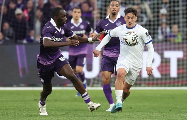 RSC Anderlecht's Senegalese defender #05 Moussa N'Diaye (L) and KAA Gent's Algerian midfielder #37 Abdelkahar Kadri (R) fight for the ball during the Belgian "Pro League" champions' play-off (day 2 out of 10) football match between RSCA Anderlecht and KAA Gent at the Lotto Park stadium in Brussels on April 12, 2026. (Photo by VIRGINIE LEFOUR / Belga / AFP) / Belgium OUT