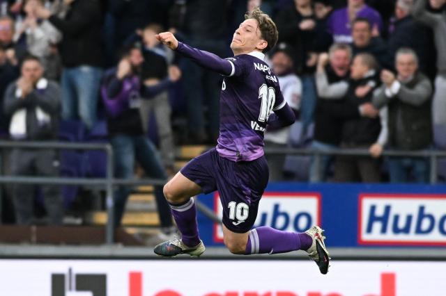 RSC Anderlecht's Belgian midfielder #10 Yari Verschaeren celebrates after scoring Anderlecht's first goal during the Belgian "Pro League" champions' play-off (day 2 out of 10) football match between RSCA Anderlecht and KAA Gent at the Lotto Park stadium in Brussels on April 12, 2026. (Photo by JILL DELSAUX / Belga / AFP) / Belgium OUT