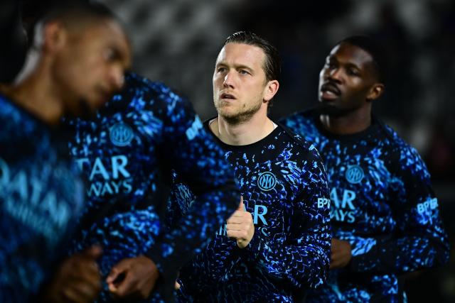 Inter Milan's Polish midfielder #7 Piotr Zielinski warms up ahead of the Italian Serie A football match between Como and Inter Milan at the Giuseppe Sinigaglia Stadium in Como, On April 12, 2026 (Photo by Piero CRUCIATTI / AFP)