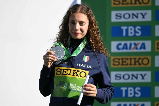 Italy's Serena Di Fabio celebrates her silver medal during the award ceremony of the World Athletics Race Walking Team Championships U20 women's 10km race, in Brasilia, on April 12, 2026. (Photo by Evaristo SA / AFP)