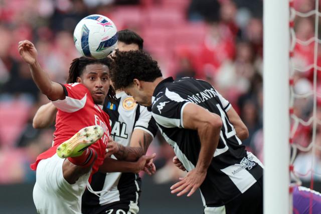 SL Benfica's Luxembourgish midfielder #18 Leandro Barreiro (L) and Nacional's Brazilian defender #34 Leo Santos (R) fight for the ball during the Portuguese League football match between SL Benfica and CD Nacional da Madeira at Luz Stadium in Lisbon on April 12 , 2026. (Photo by PATRICIA DE MELO MOREIRA / AFP)
