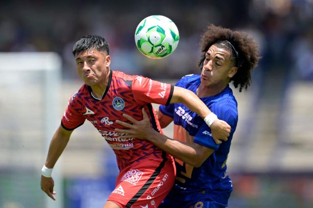 Mazatlan's Chilean midfielder #17 Josue Ovalle (L) and Pumas' Panamanian midfielder #28 Adalberto Carrasquilla fight for the ball during the Liga MX Clausura tournament football match between Pumas and Mazatlan at the Olimpico Universitario stadium in Mexico City, on April 12, 2026. (Photo by Alfredo ESTRELLA / AFP)
