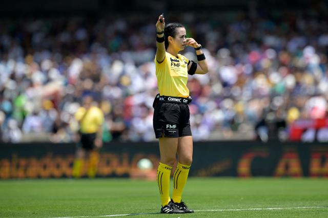 Mexican referee Katia Itzel Garcia gestures during the Liga MX Clausura tournament football match between Pumas and Mazatlan at the Olimpico Universitario stadium in Mexico City, on April 12, 2026. (Photo by Alfredo ESTRELLA / AFP)
