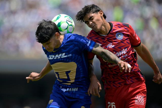 Pumas' Paraguayan forward #31 Robert Morales (L) and Mazatlan's defender #26 Angel Leyva fight for the ball during the Liga MX Clausura tournament football match between Pumas and Mazatlan at the Olimpico Universitario stadium in Mexico City, on April 12, 2026. (Photo by Alfredo ESTRELLA / AFP)