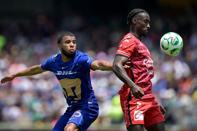 Pumas' Ecuadorian midfielder #45 Pedro Vite (L) and Mazatlan's Brazilian forward #07 Dudu fight for the ball during the Liga MX Clausura tournament football match between Pumas and Mazatlan at the Olimpico Universitario stadium in Mexico City, on April 12, 2026. (Photo by Alfredo ESTRELLA / AFP)
