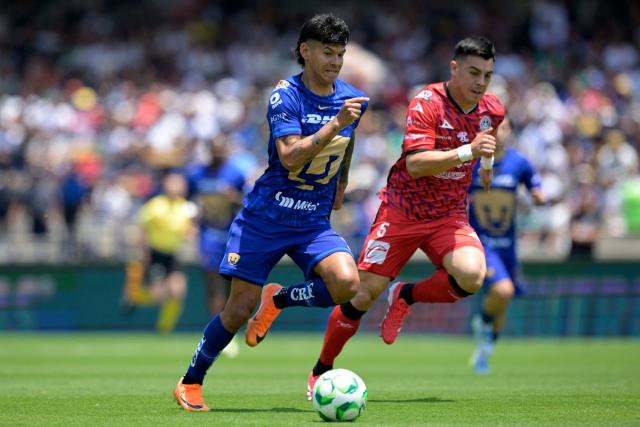 Pumas' Paraguayan forward #31 Robert Morales (L) and Mazatlan's Argentine defender #05 Facundo Almada fight for the ball during the Liga MX Clausura tournament football match between Pumas and Mazatlan at the Olimpico Universitario stadium in Mexico City, on April 12, 2026. (Photo by Alfredo ESTRELLA / AFP)
