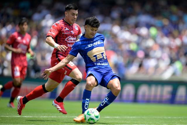 Pumas' Paraguayan forward #31 Robert Morales (R) shoots and scores during the Liga MX Clausura tournament football match between Pumas and Mazatlan at the Olimpico Universitario stadium in Mexico City, on April 12, 2026. (Photo by Alfredo ESTRELLA / AFP)