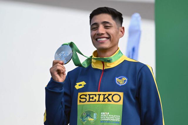 Ecuador's David HUrtado celebrates his silver medal during the award ceremony of the World Athletics Race Walking Team Championships men's marathon, in Brasilia, on April 12, 2026. (Photo by Evaristo SA / AFP)